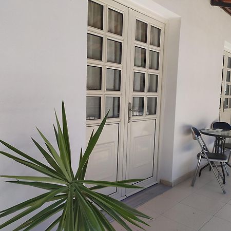 Retzos Rooms Himare Exteriör bild