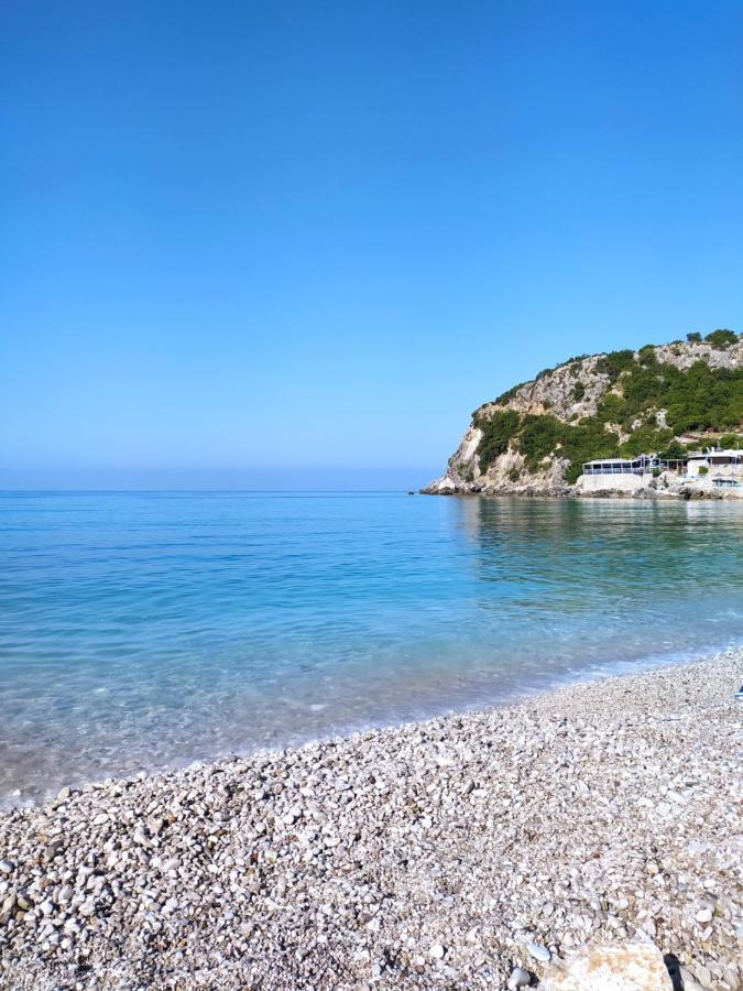 Retzos Rooms Himare Exteriör bild