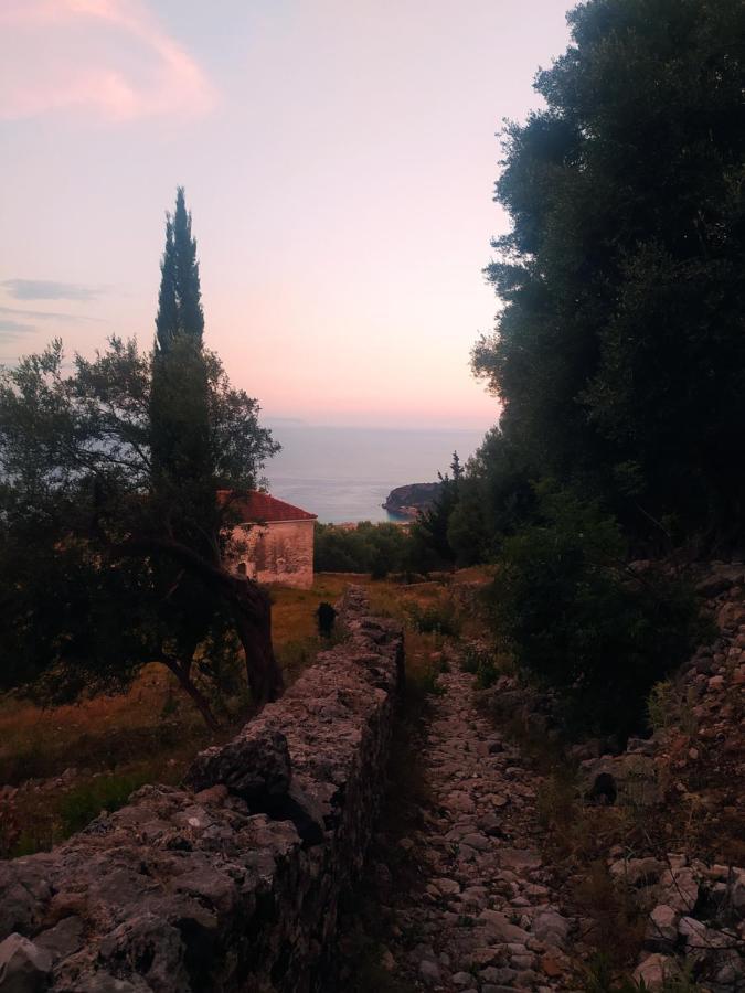 Retzos Rooms Himare Exteriör bild