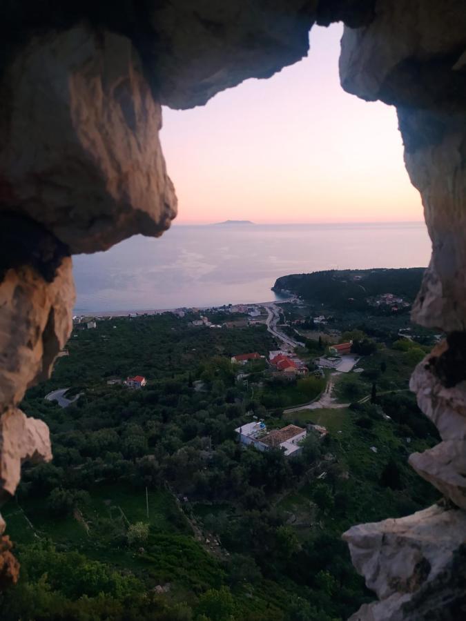 Retzos Rooms Himare Exteriör bild