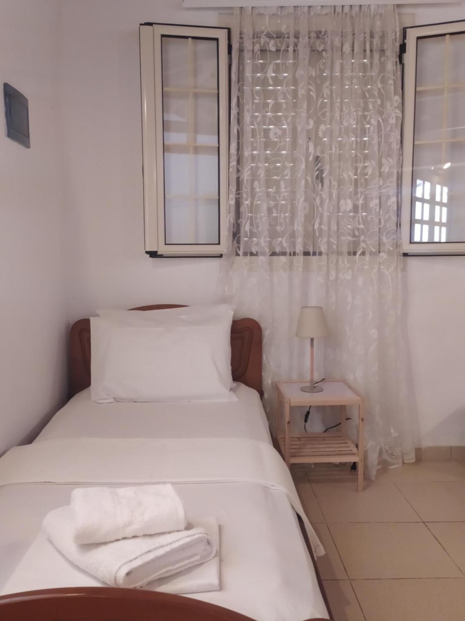Retzos Rooms Himare Exteriör bild