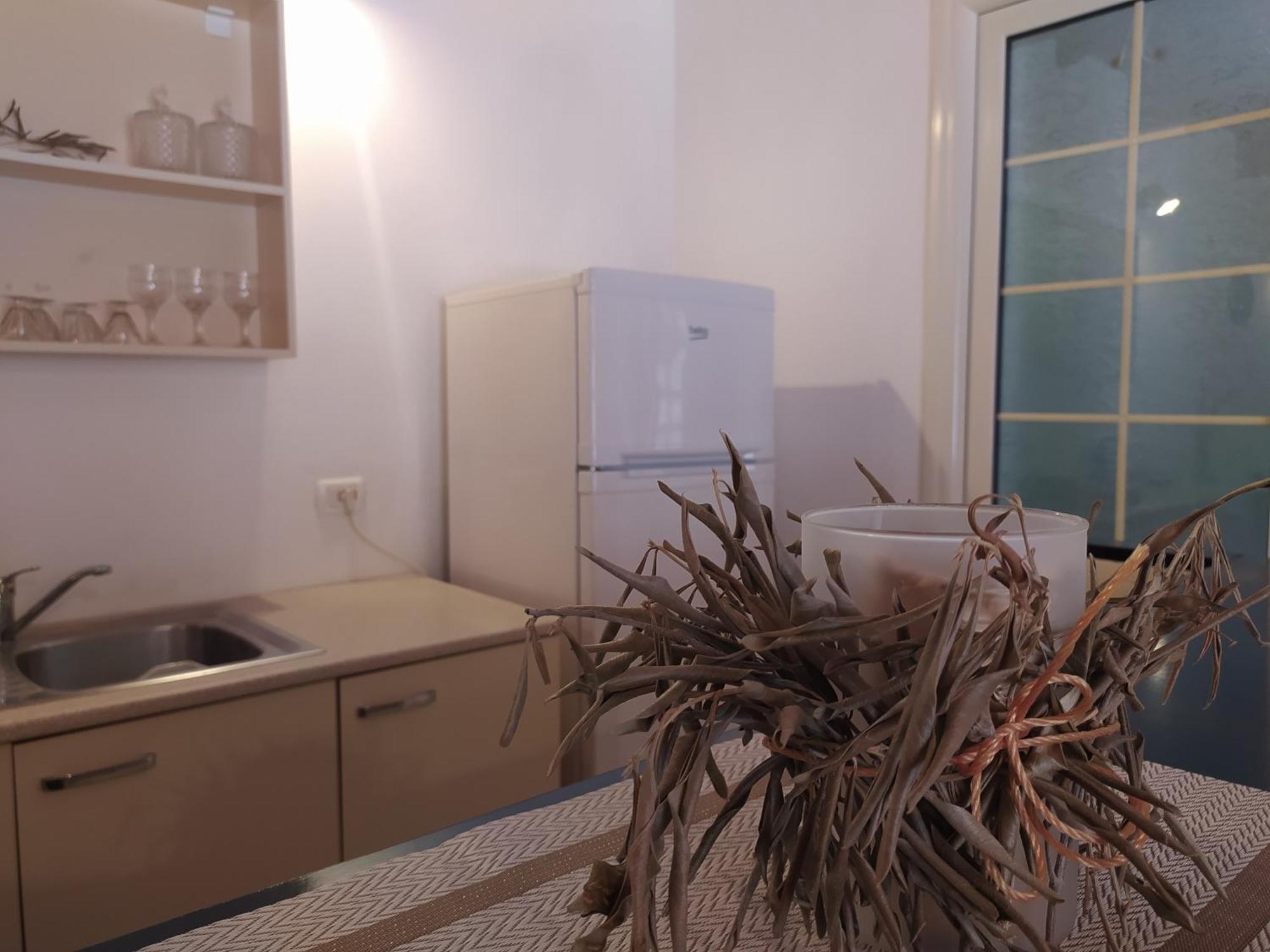 Retzos Rooms Himare Exteriör bild