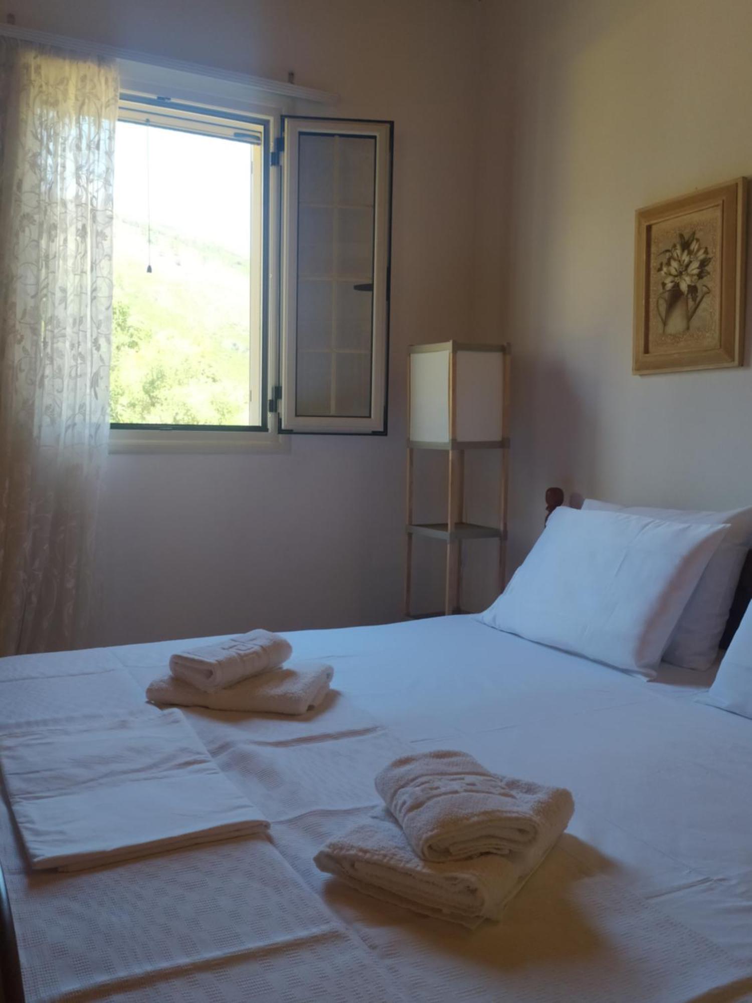 Retzos Rooms Himare Exteriör bild