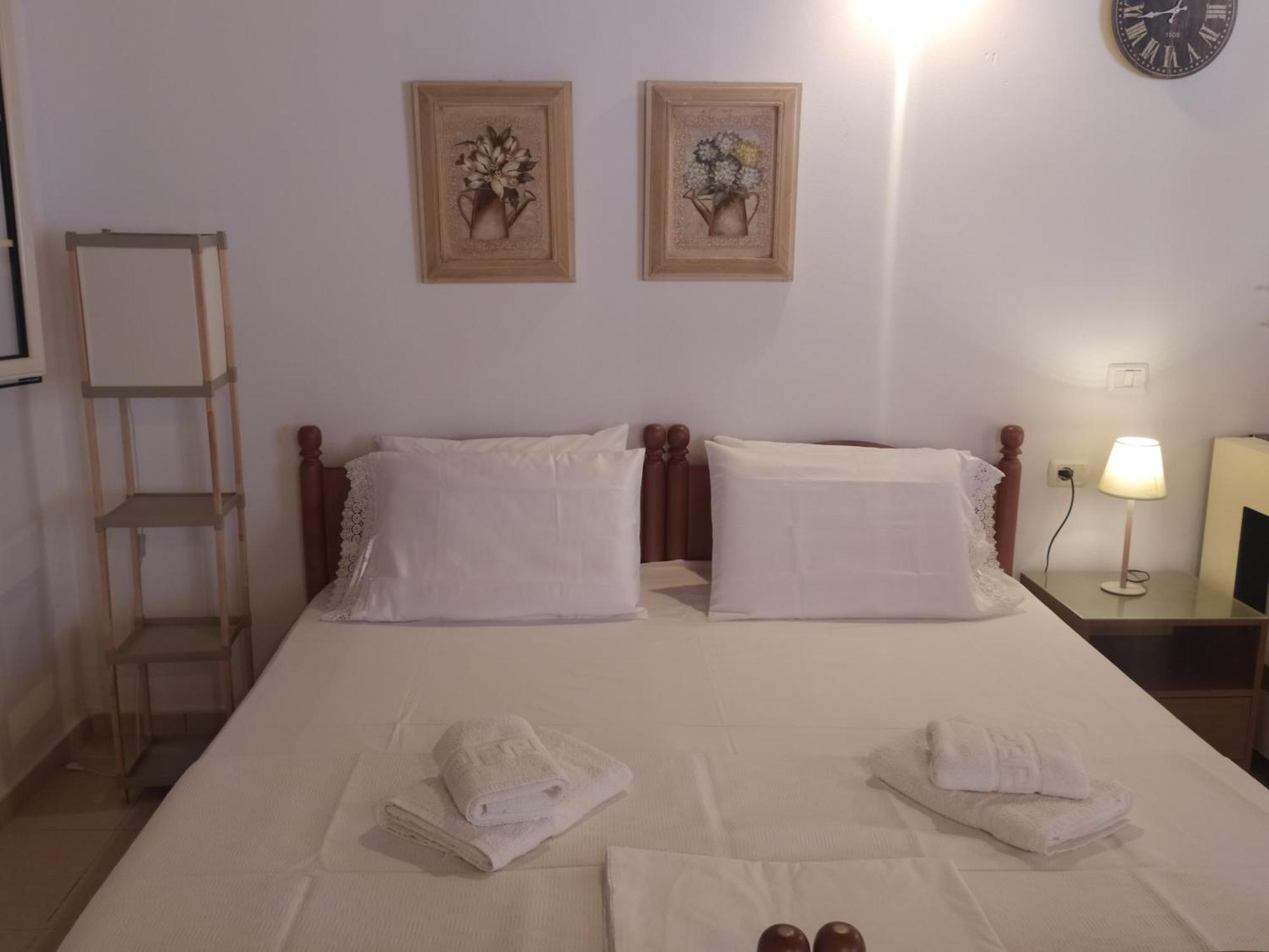 Retzos Rooms Himare Exteriör bild
