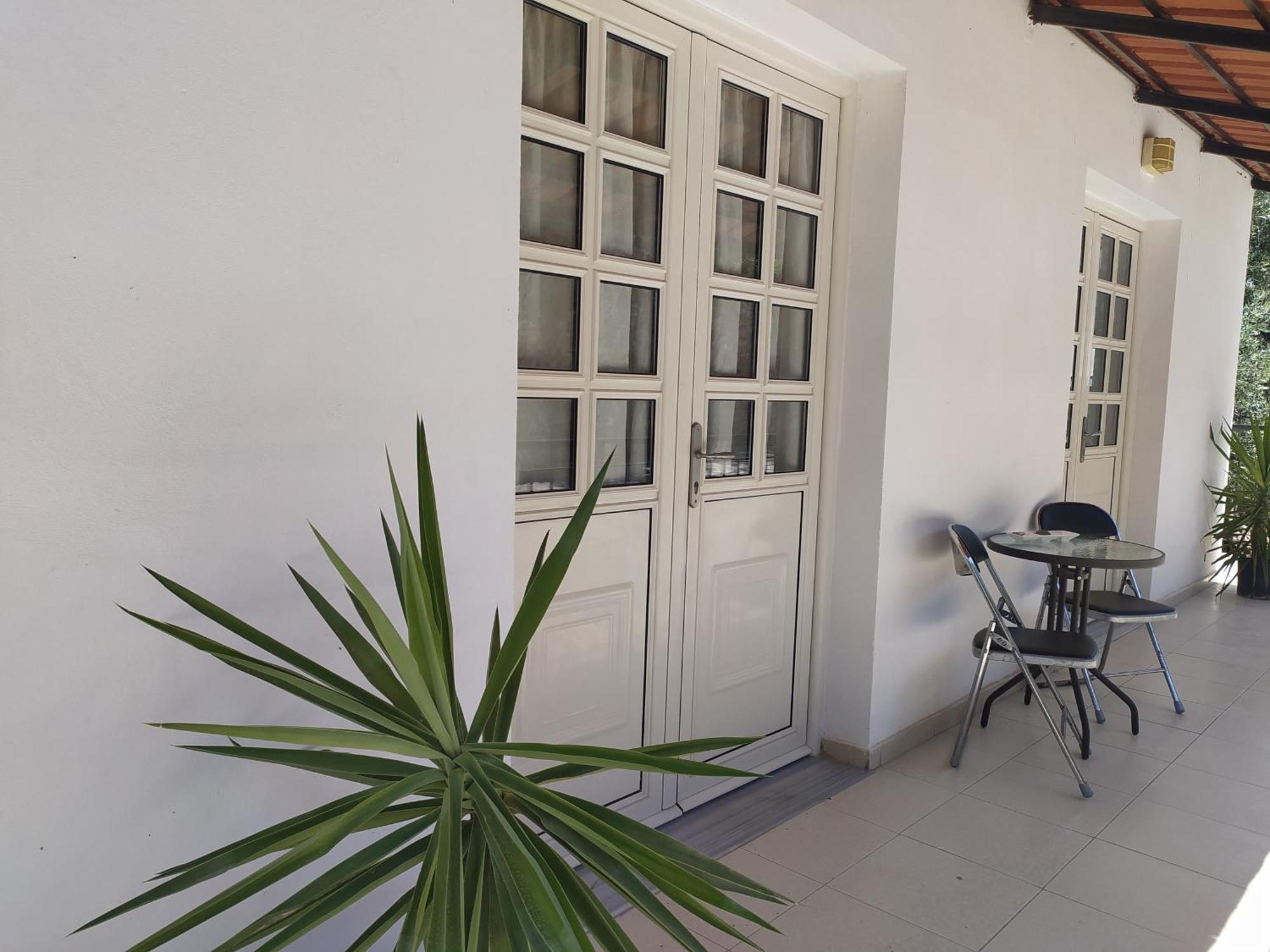 Retzos Rooms Himare Exteriör bild