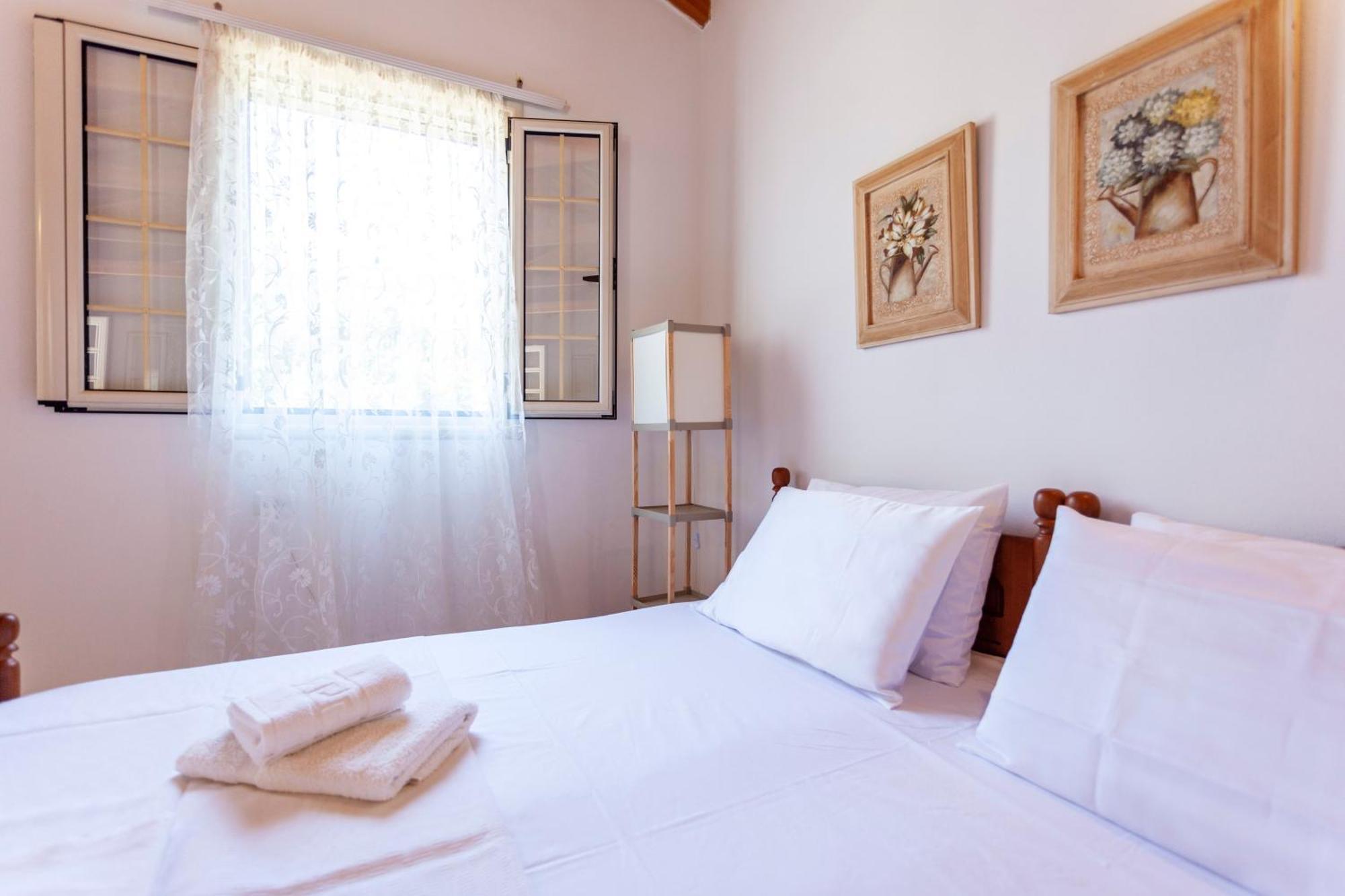 Retzos Rooms Himare Exteriör bild