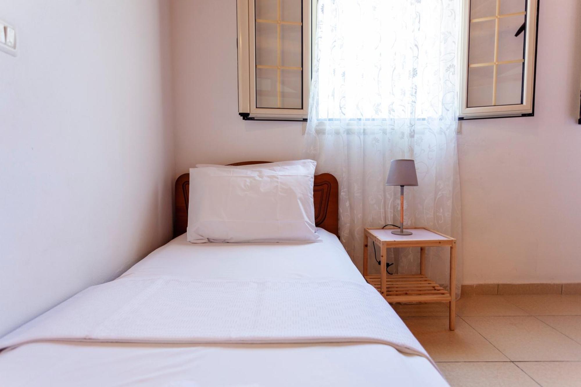 Retzos Rooms Himare Exteriör bild
